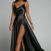 Rochie neagra lunga crapata pe picior